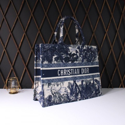 Stylish women's classic bag from Christian Dior -377