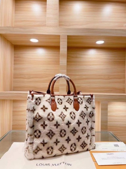 Women's bag of high fur and leather hand