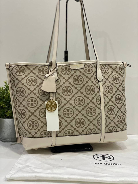 Stylish women's leather bag from Tory Burch-988