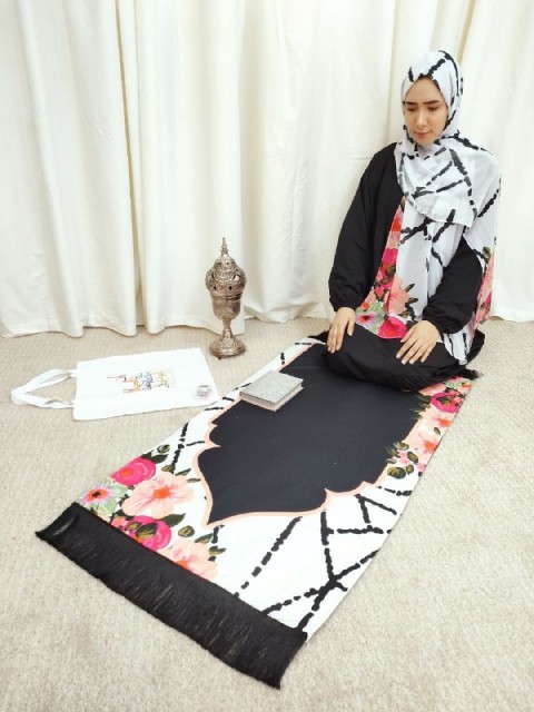 Prayer rug and elegant wooded veil-4508