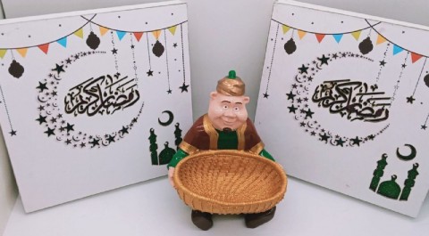 A figure of a small plate and the character of the famous Fanniss characters