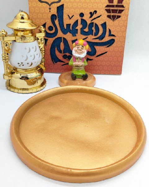 A round plate and a figure of the famous Fanness characters