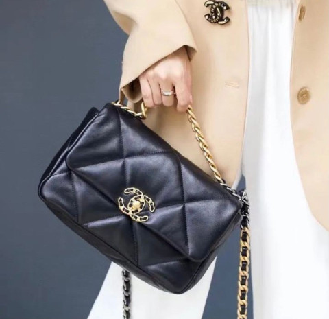 chanel women classic stylish handbag made of leather- mirror